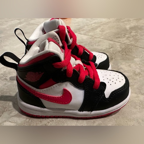 Air Jordan 1 Mid TD 'White Very Berry' - Picture 3 of 6